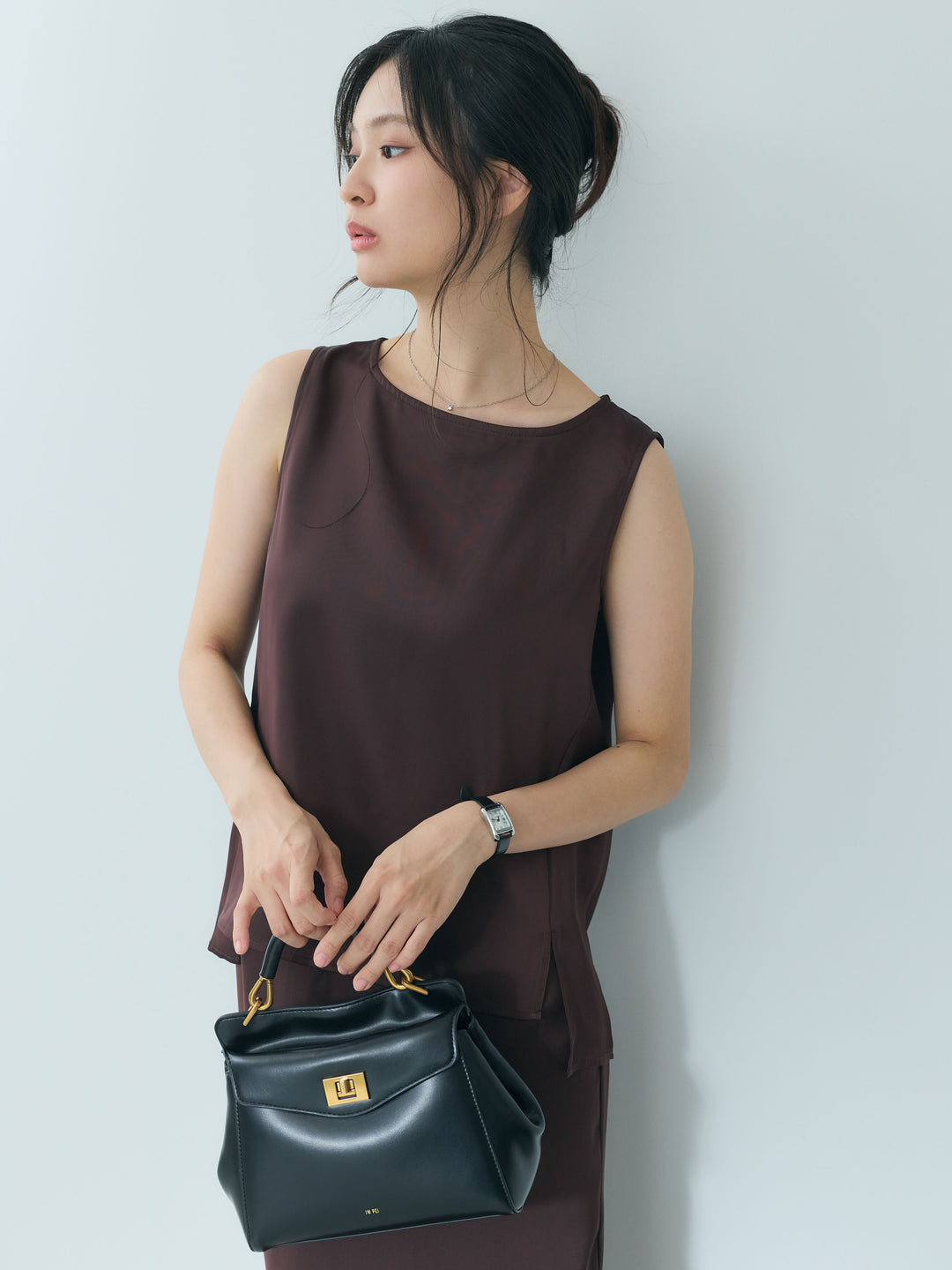 【Essential】Satin side slit sleeveless tops