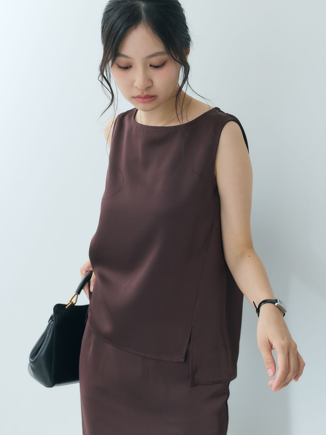 【Essential】Satin side slit sleeveless tops