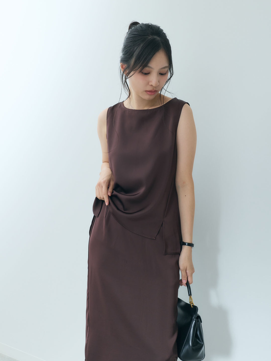 【Essential】Satin side slit sleeveless tops
