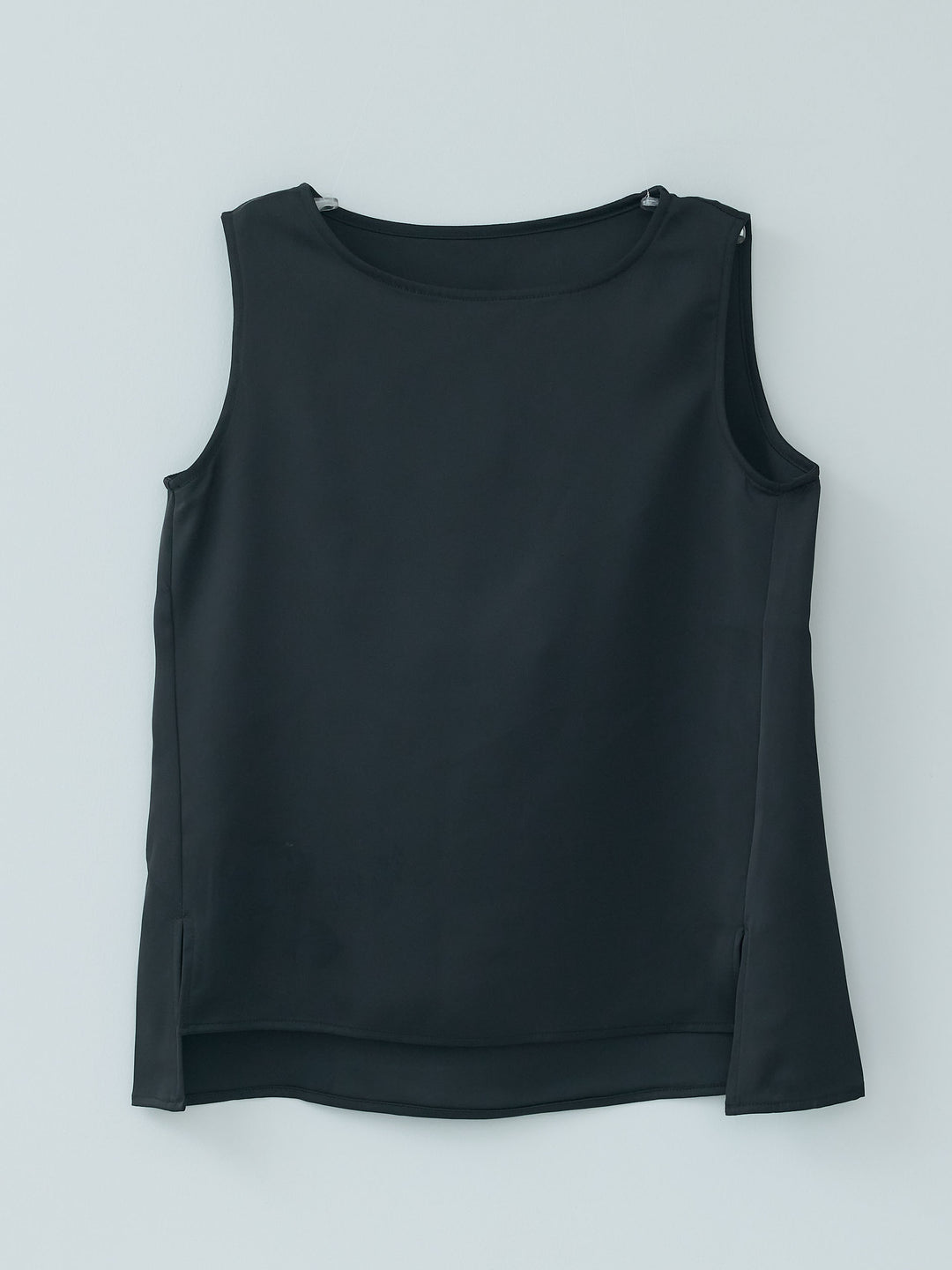 【Essential】Satin side slit sleeveless tops