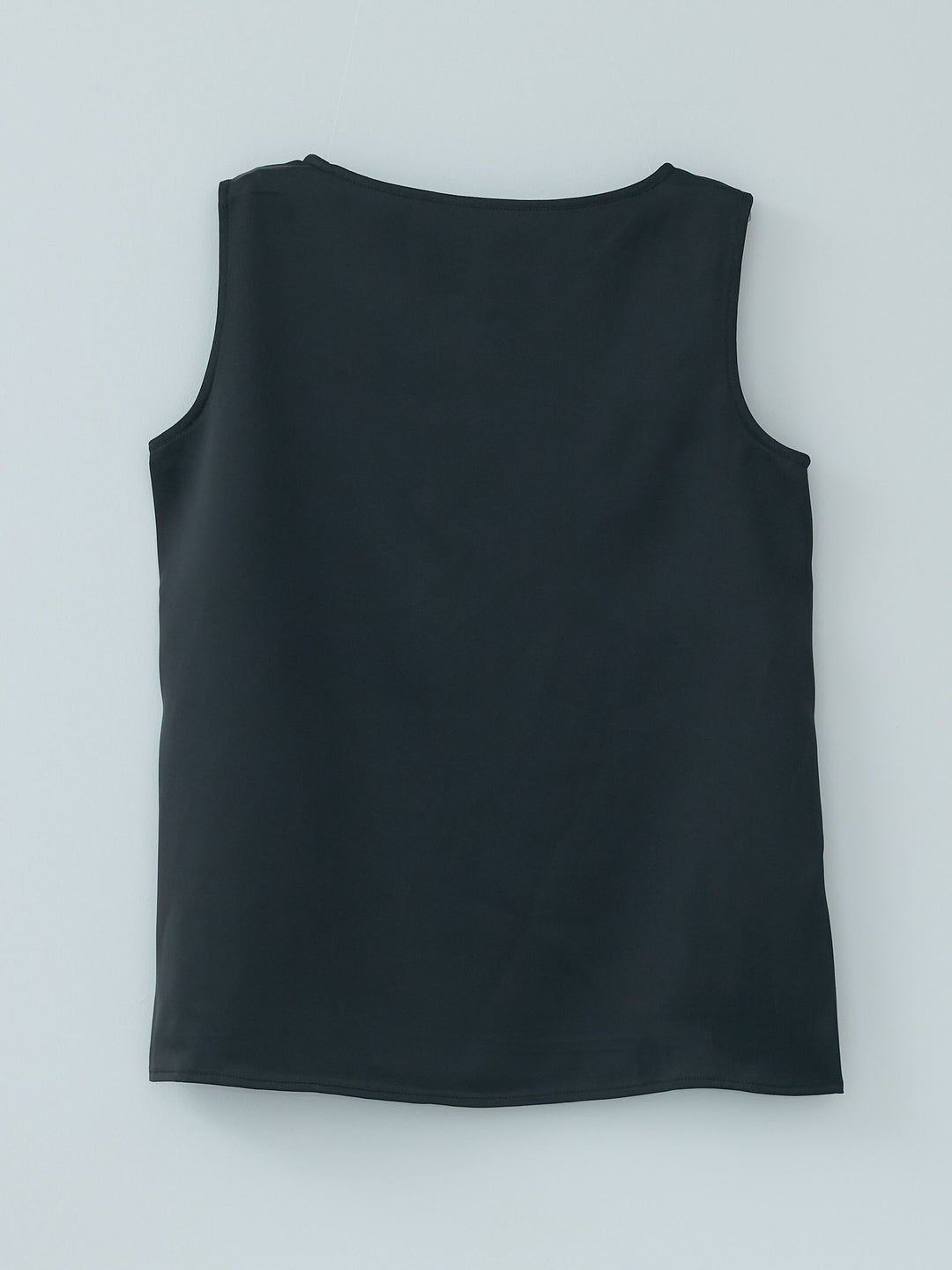 【Essential】Satin side slit sleeveless tops