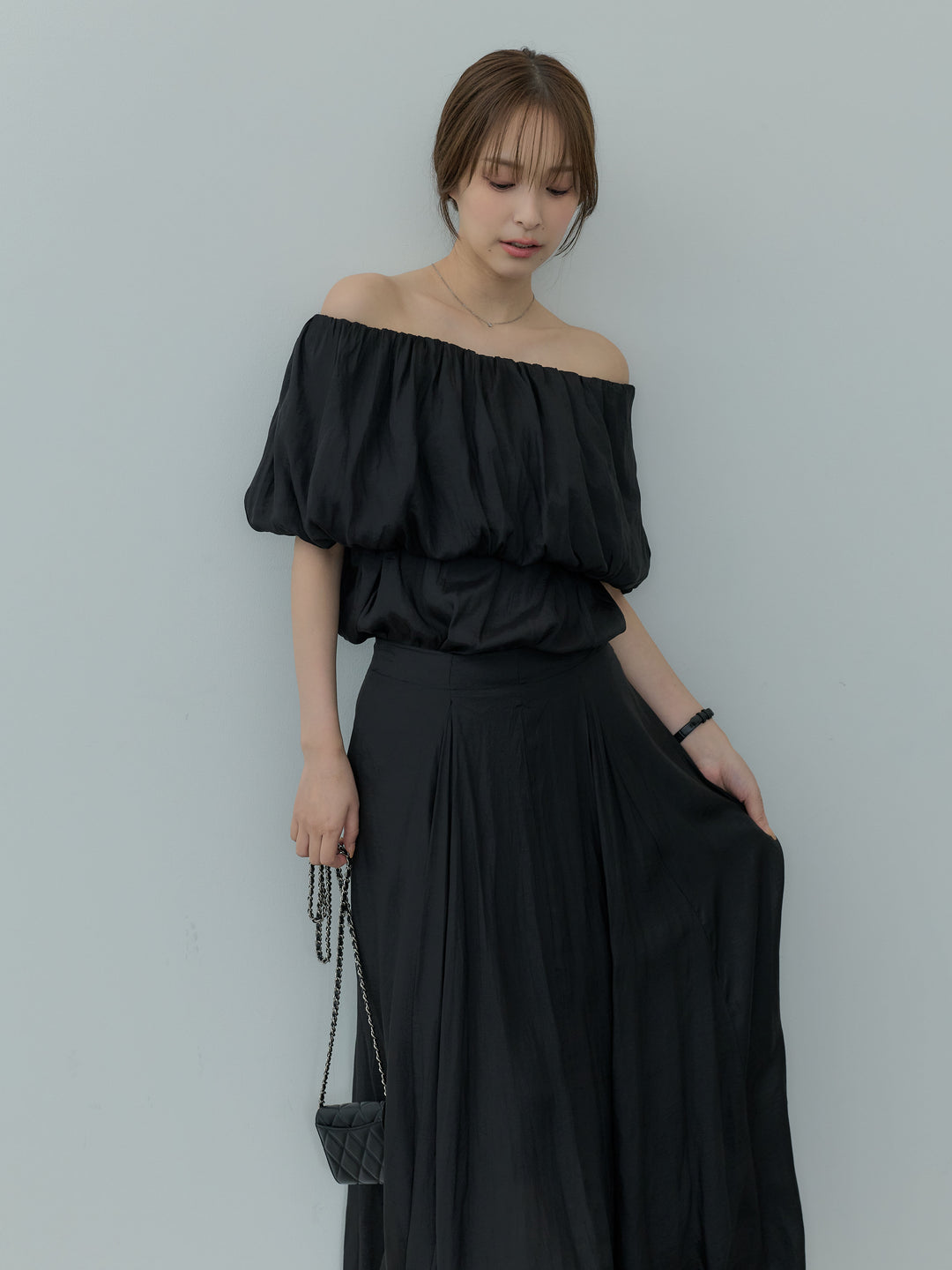 【Luxe series】グロッシーボリュームオフショルダーブラウス&グロッシープリーツタックスカートSET UP
