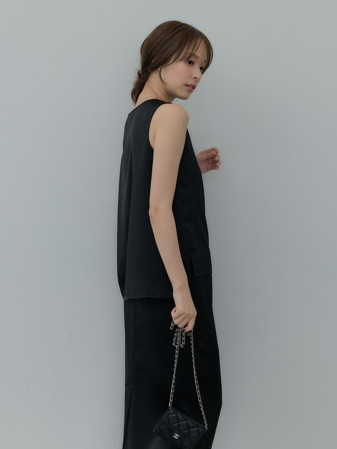 【Essential】Satin side slit sleeveless tops