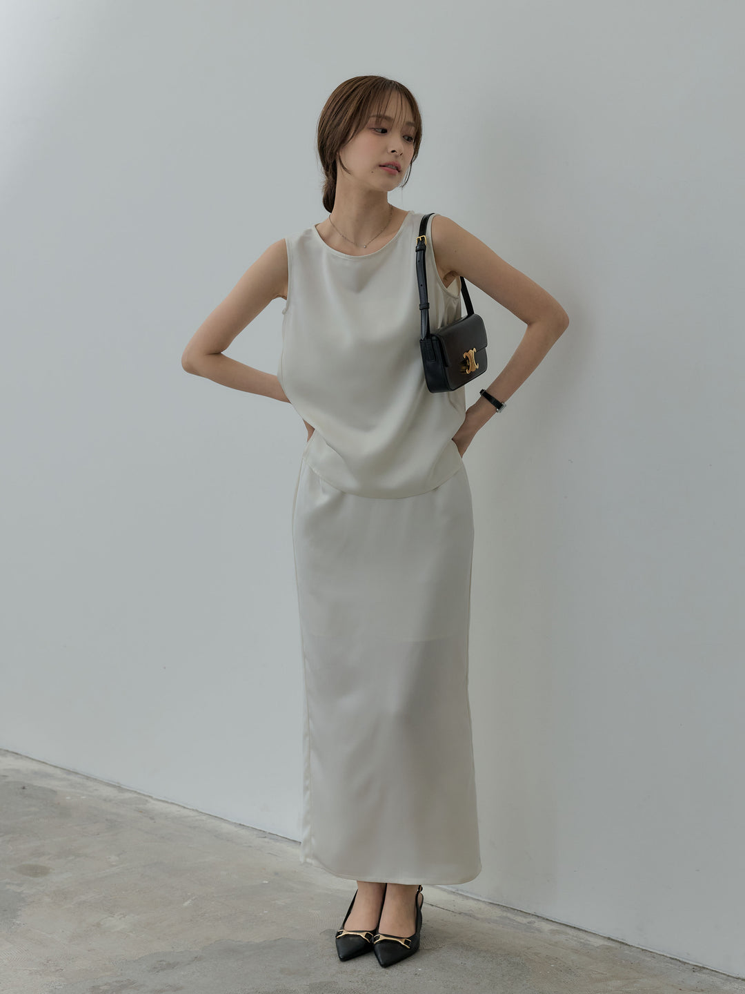 【SET】【Essential】Satin side slit sleeveless tops+【Essential】Satin I line back slit skirt(2set)