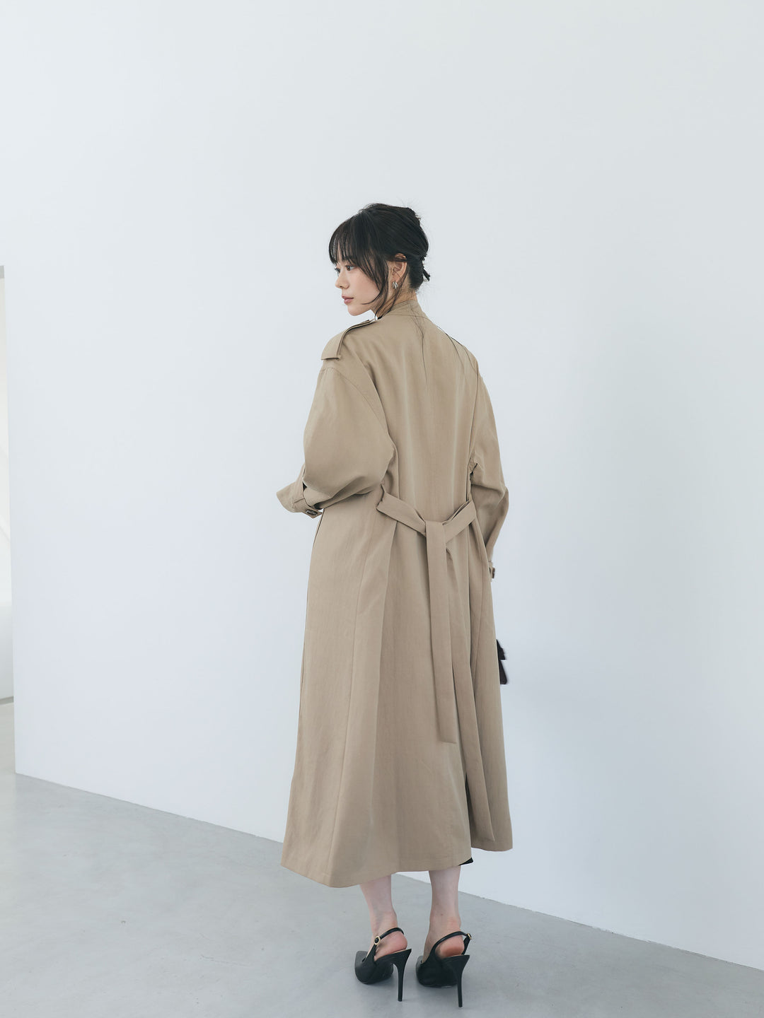 アシンメトリーフラップスタンドカラーロングトレンチコート