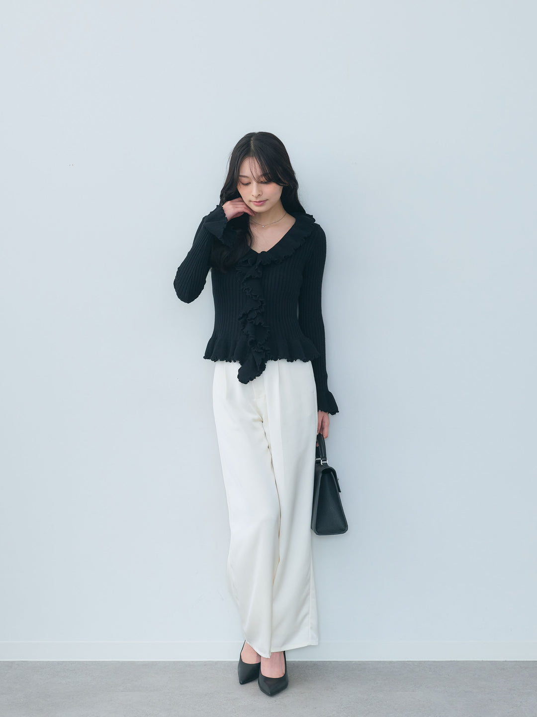 【SET】ラッフルフリルリブニットトップス+【Essential】センタープレスサテンパンツ(2set)