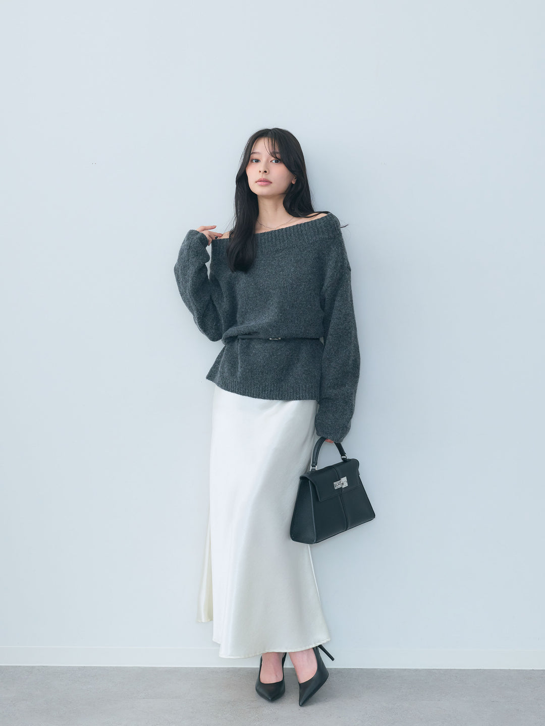 【SET】【Essential】Loose silhouette off shoulder knit tops+ナローAラインサテンスカート(2set)