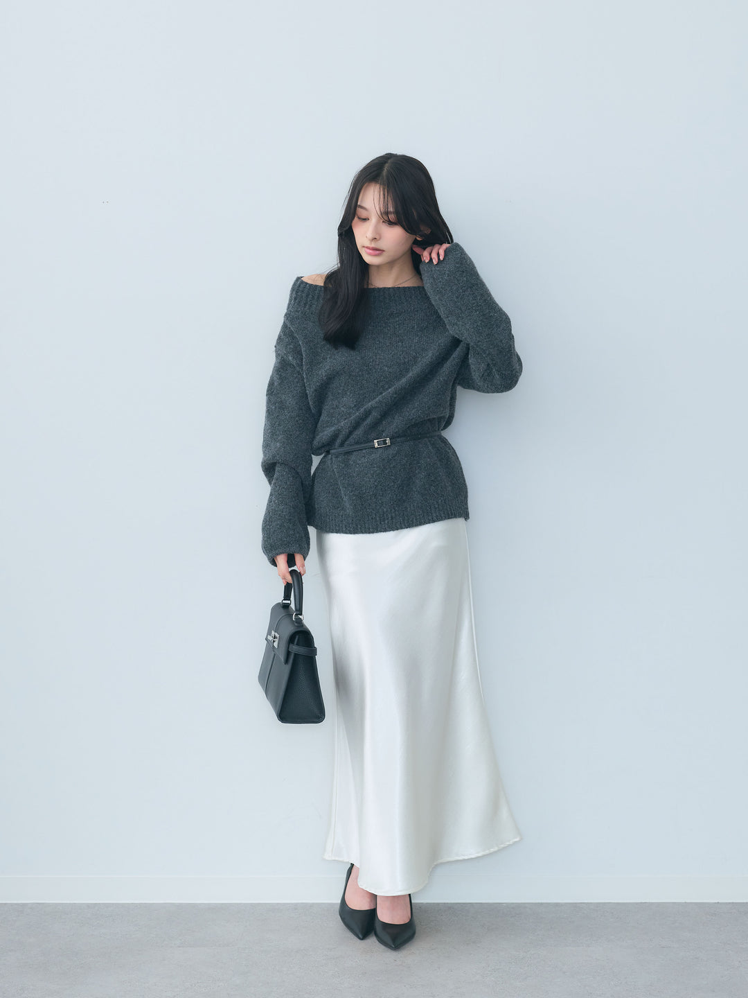 【SET】【Essential】Loose silhouette off shoulder knit tops+ナローAラインサテンスカート(2set)