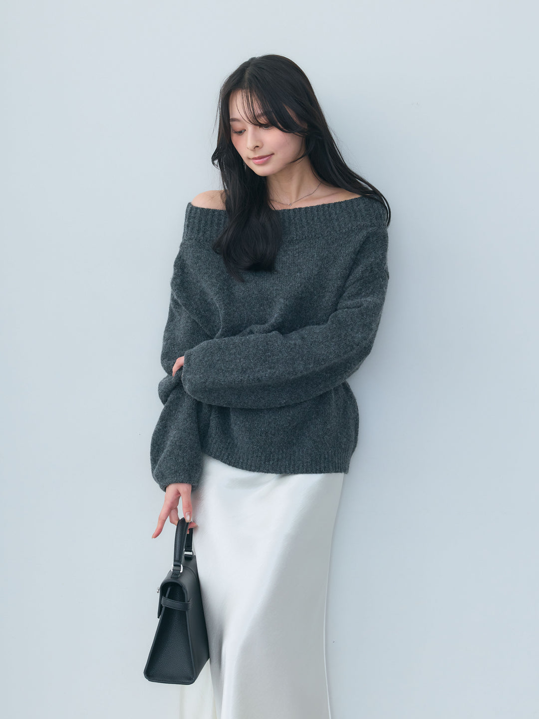 【SET】【Essential】Loose silhouette off shoulder knit tops+ナローAラインサテンスカート(2set)