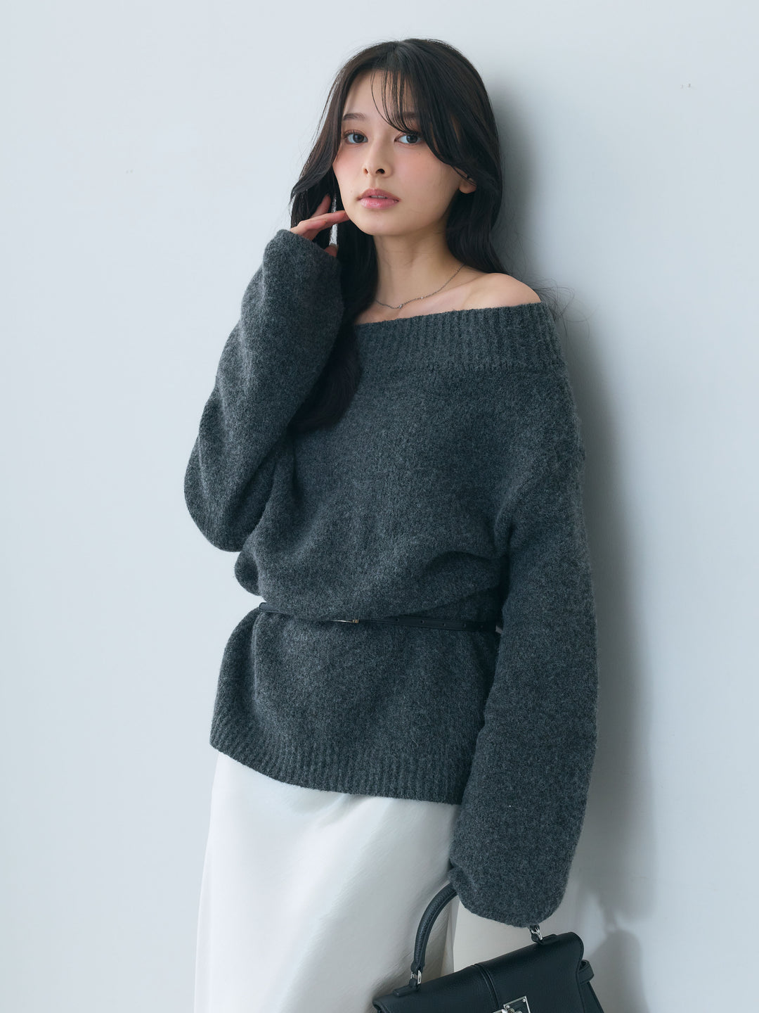 【SET】【Essential】Loose silhouette off shoulder knit tops+ナローAラインサテンスカート(2set)