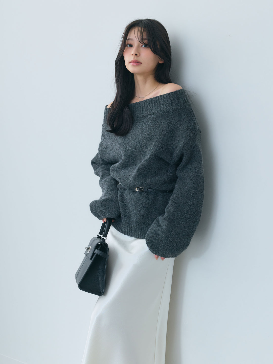 【SET】【Essential】Loose silhouette off shoulder knit tops+ナローAラインサテンスカート(2set)