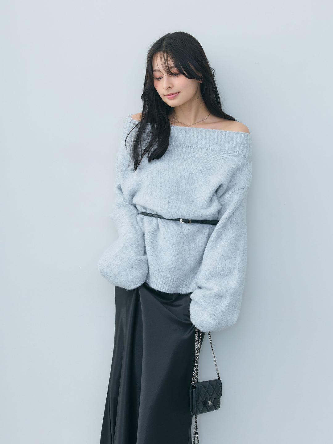 【SET】【Essential】Loose silhouette off shoulder knit tops+ナローAラインサテンスカート(2set)