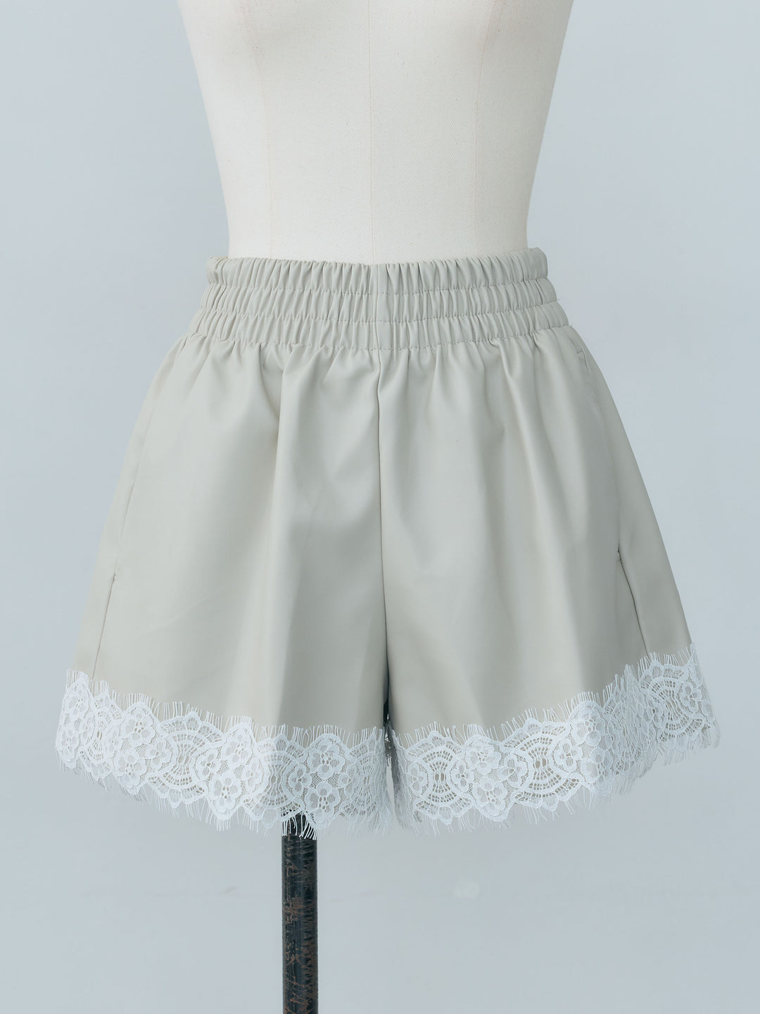 レースデザインレザーショートパンツ