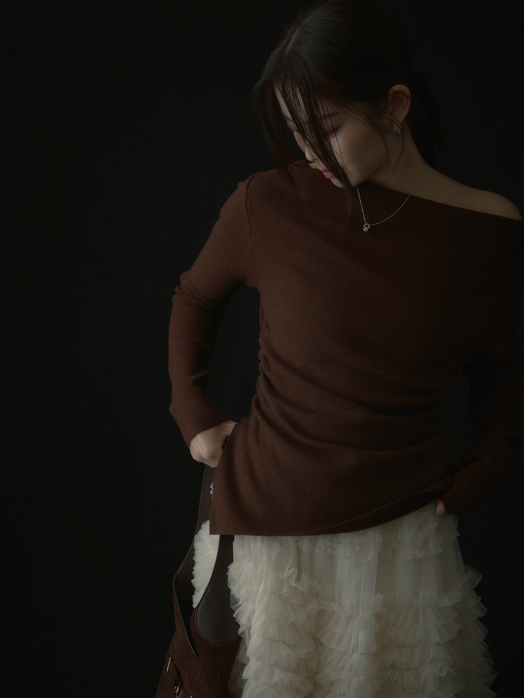 サイドスリットボートネックニットトップス