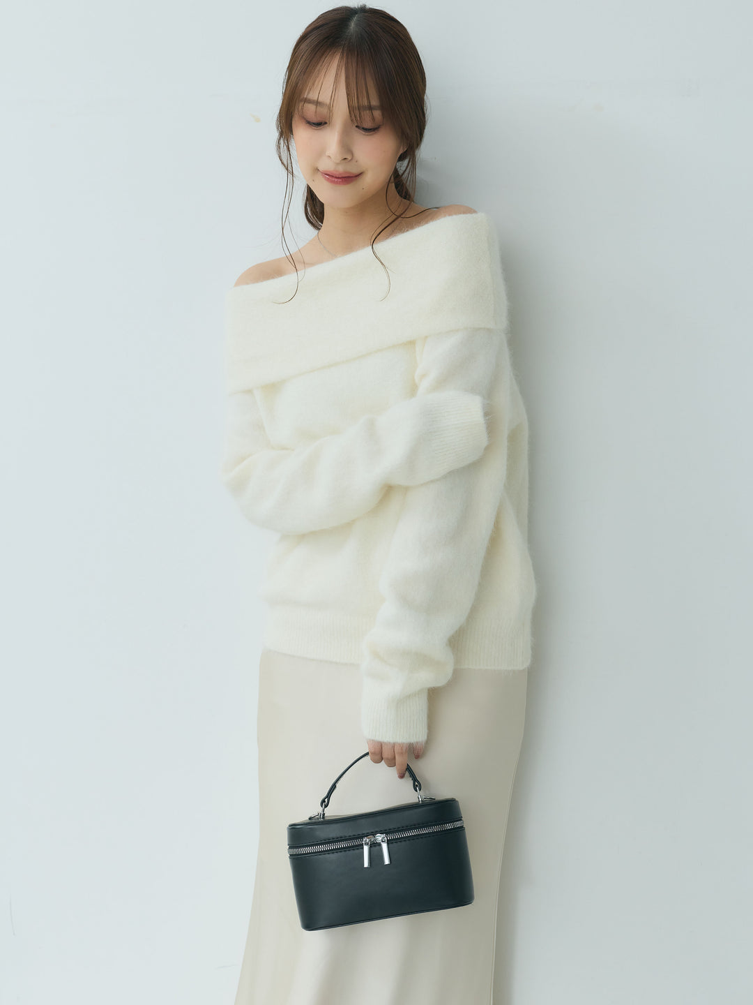 プラッシュドオフショルダーニットトップス