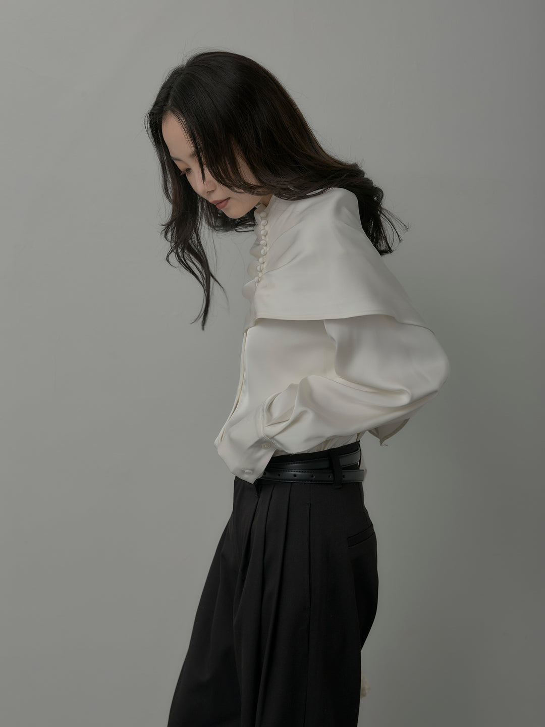 [予約]ケープ付きオーバーサテンシャツ