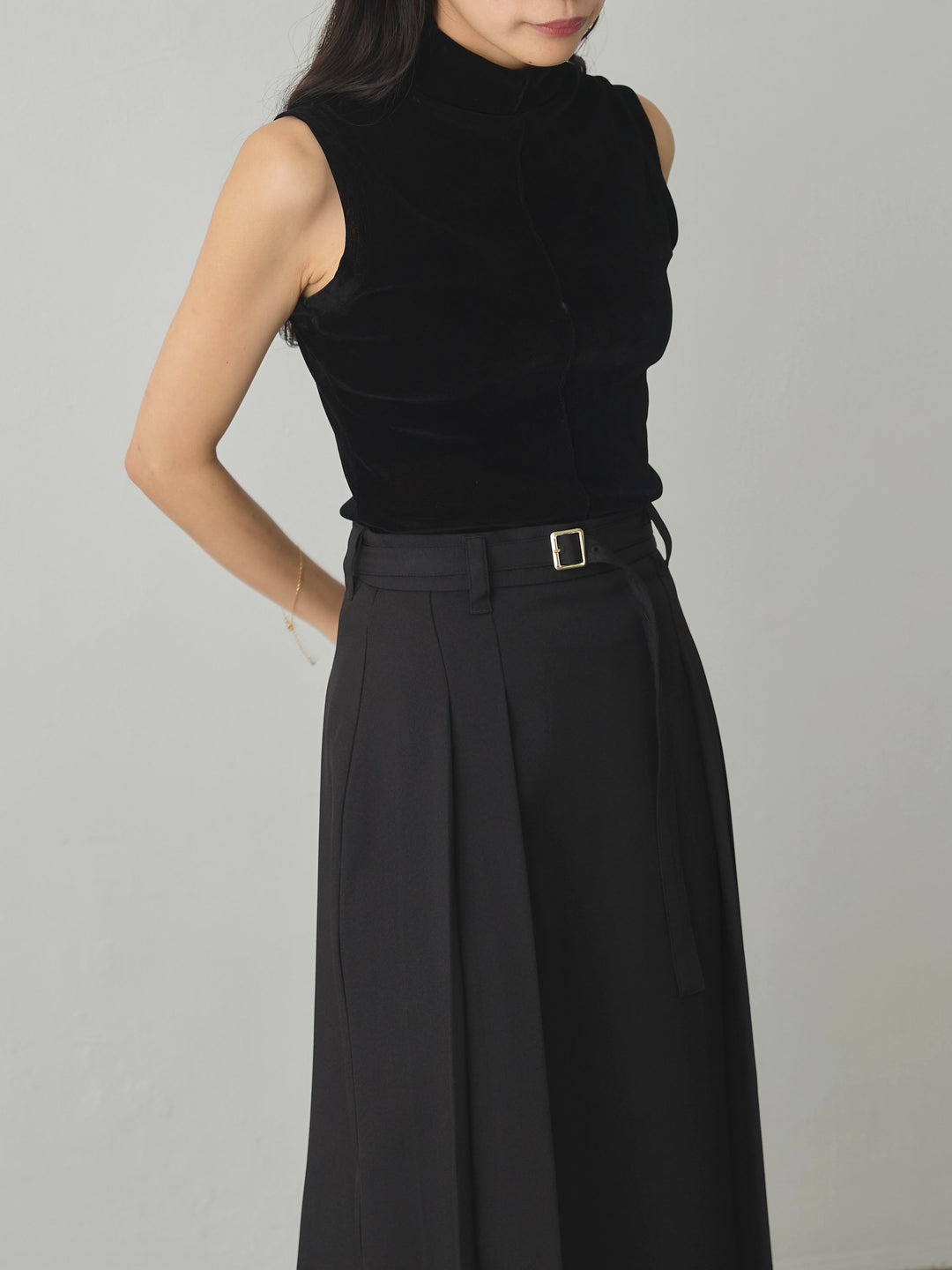 【SET】メッシュベロアノースリーブトップス+【Essential】ベルト付きサイドタックスカート(2set)