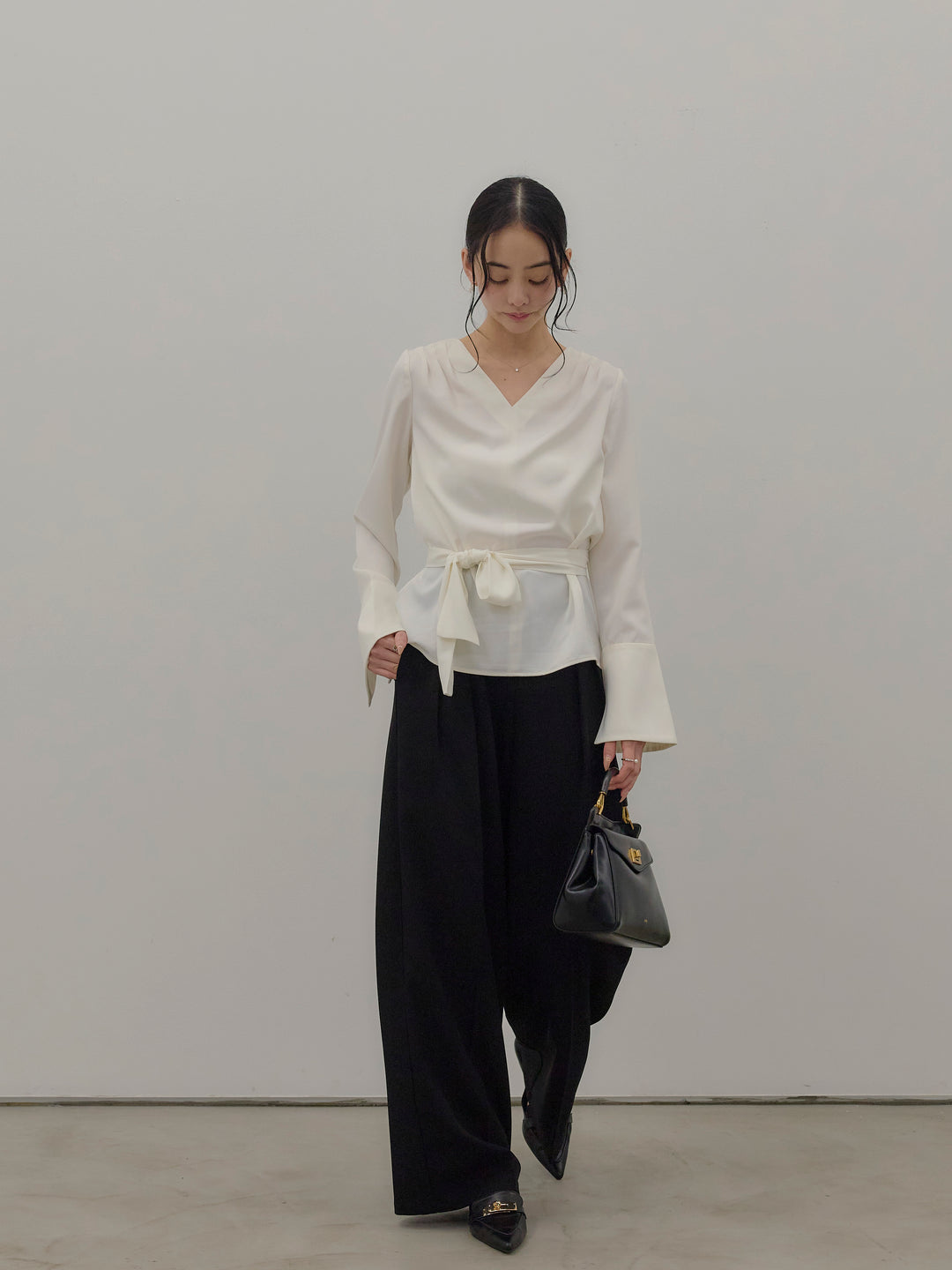 【Essential】2wayタイ付きベルスリーブサテンブラウス