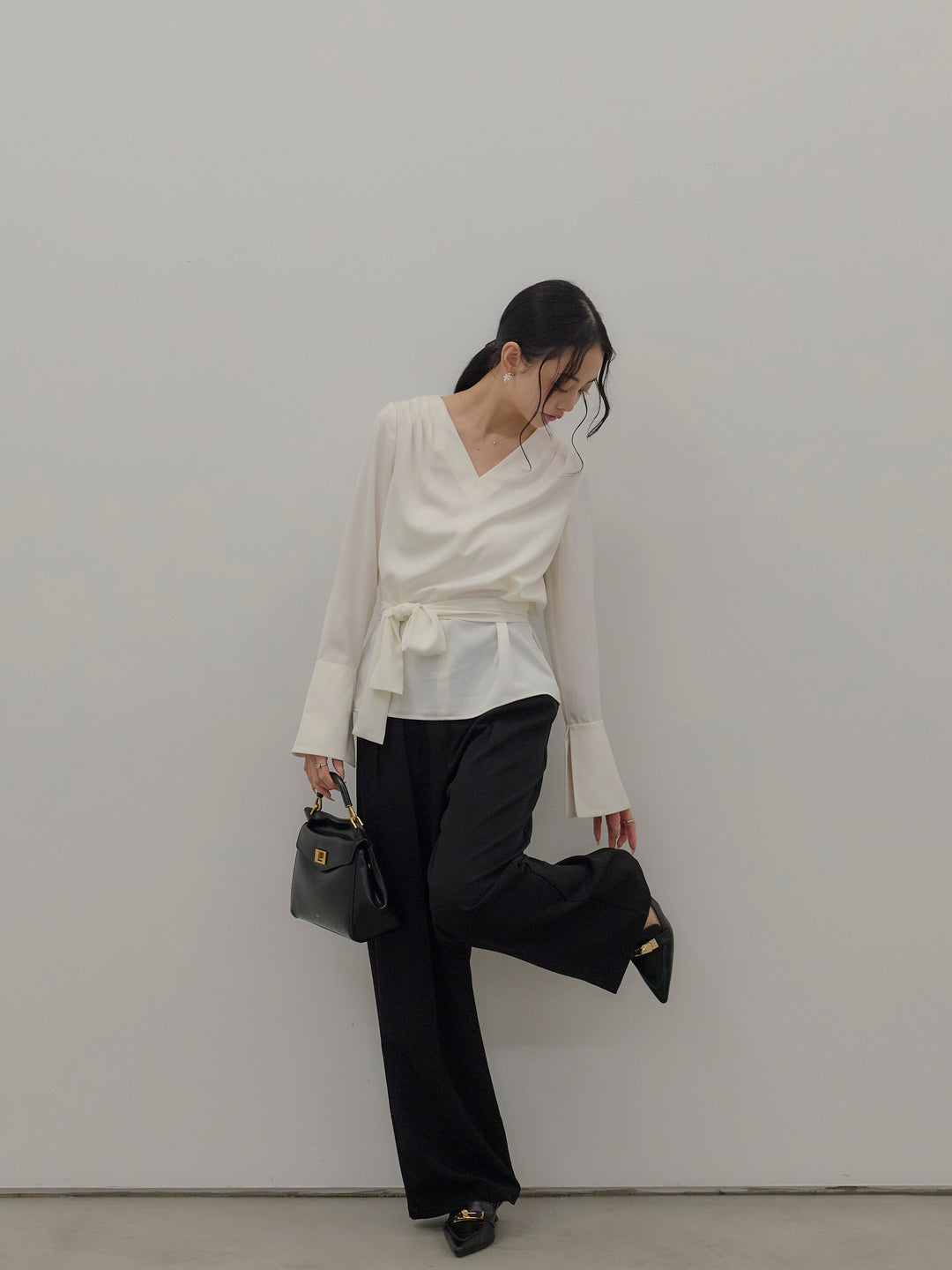 【Essential】2wayタイ付きベルスリーブサテンブラウス