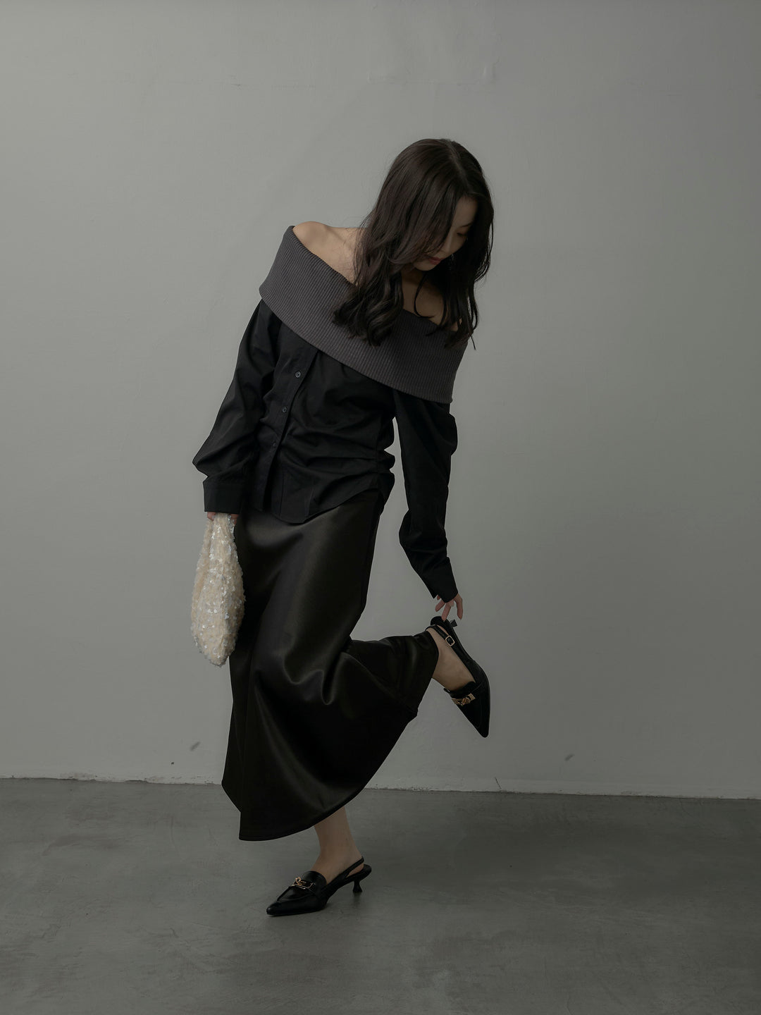 【SET】ニットシャツドッキングオフショルトップス+ヘビーサテンAラインスカート(2set)