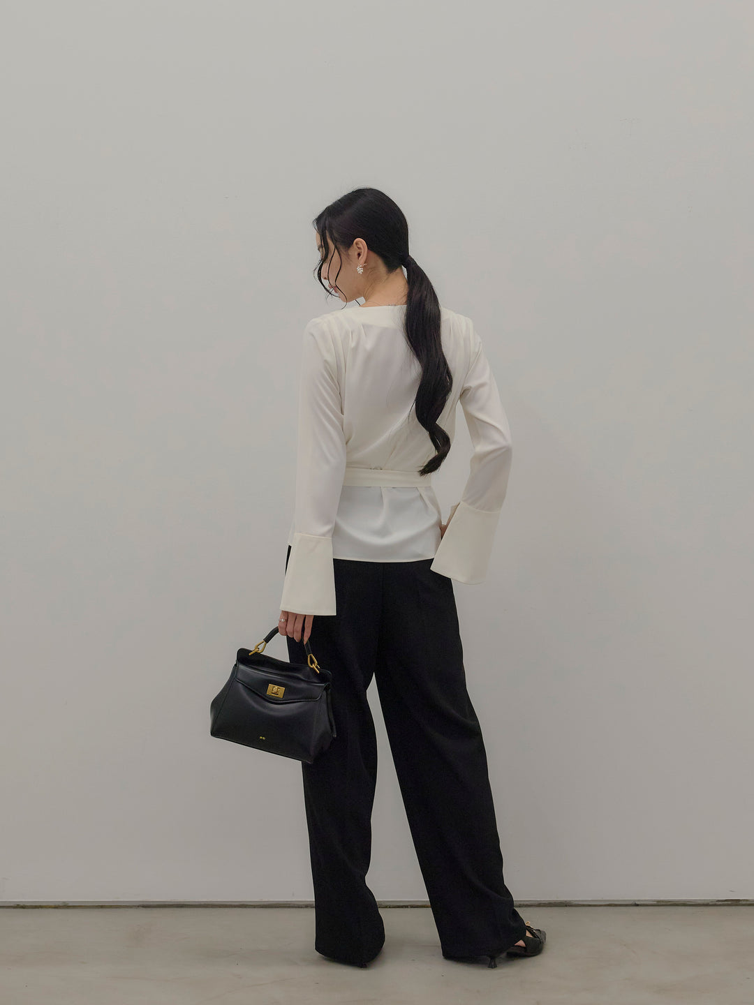 【Essential】2wayタイ付きベルスリーブサテンブラウス