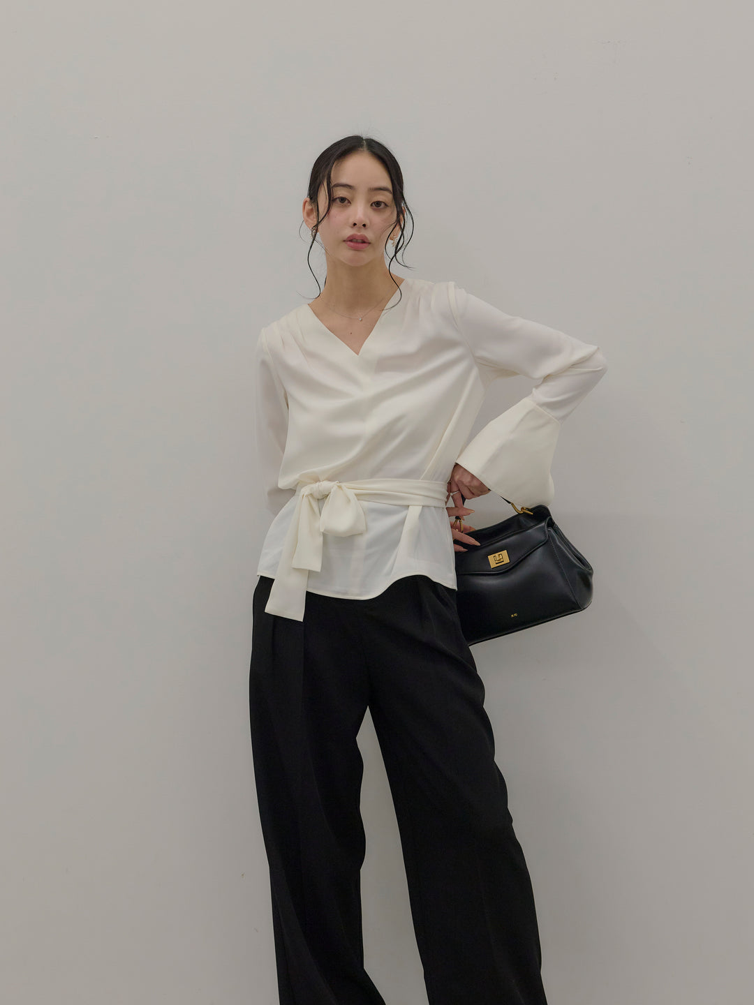 【Essential】2wayタイ付きベルスリーブサテンブラウス