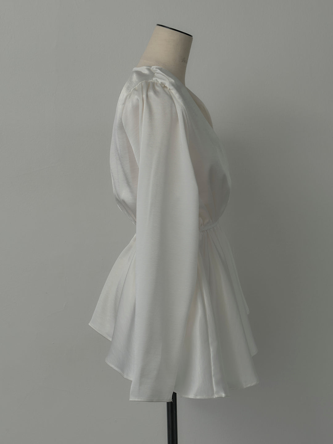 Vネックアシメサテンブラウス