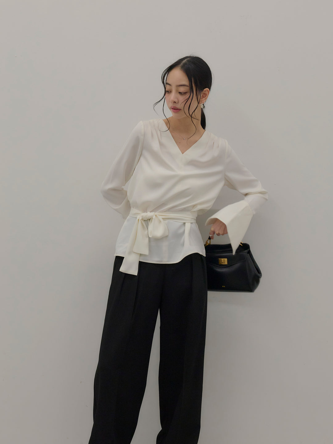 【Essential】2wayタイ付きベルスリーブサテンブラウス