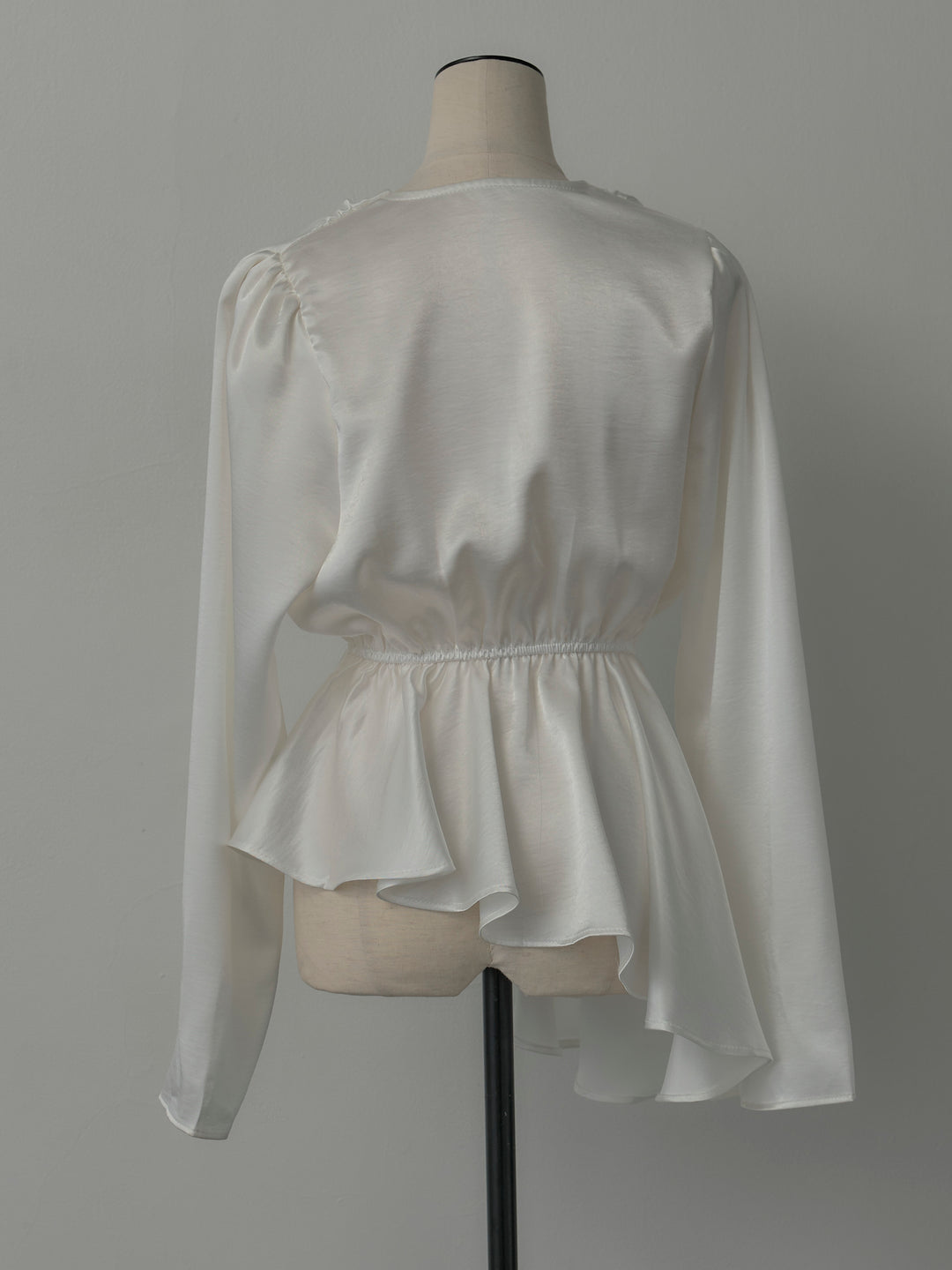 Vネックアシメサテンブラウス