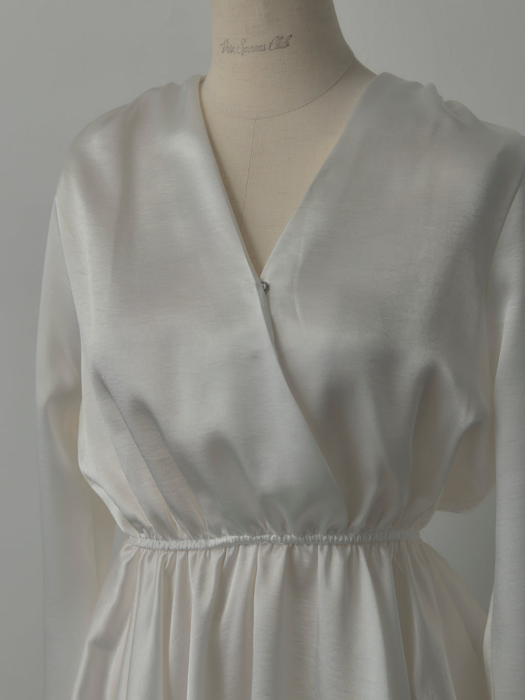 Vネックアシメサテンブラウス