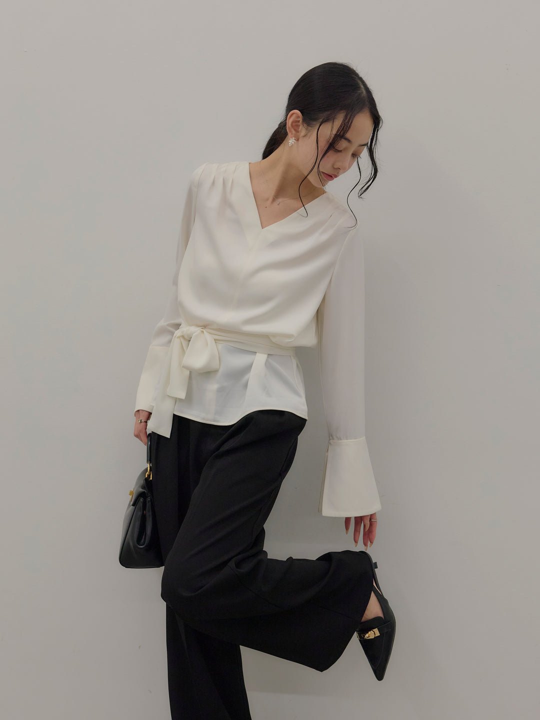 【Essential】2wayタイ付きベルスリーブサテンブラウス