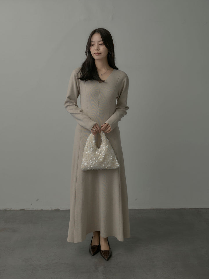 Vネックニットロングワンピース