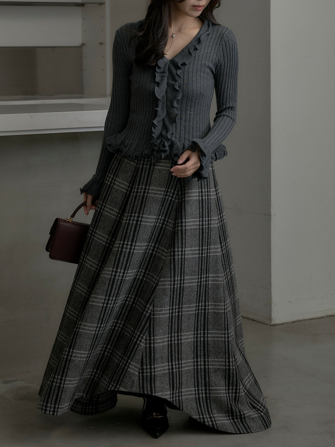 【SET】Vネックフリルデザインニットトップス+【Essential】クラシカルチェックウールタッチスカート(2set)