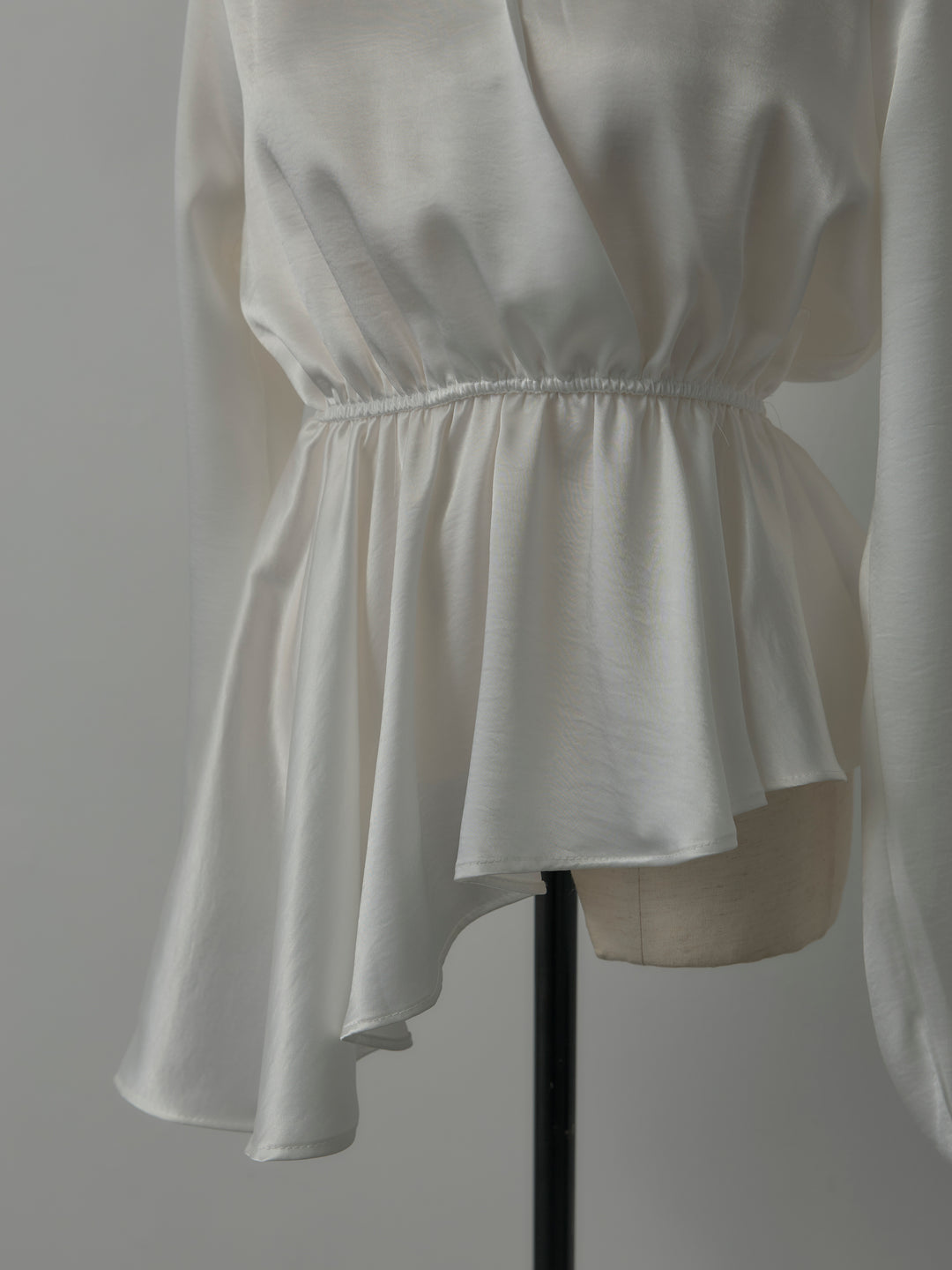 Vネックアシメサテンブラウス