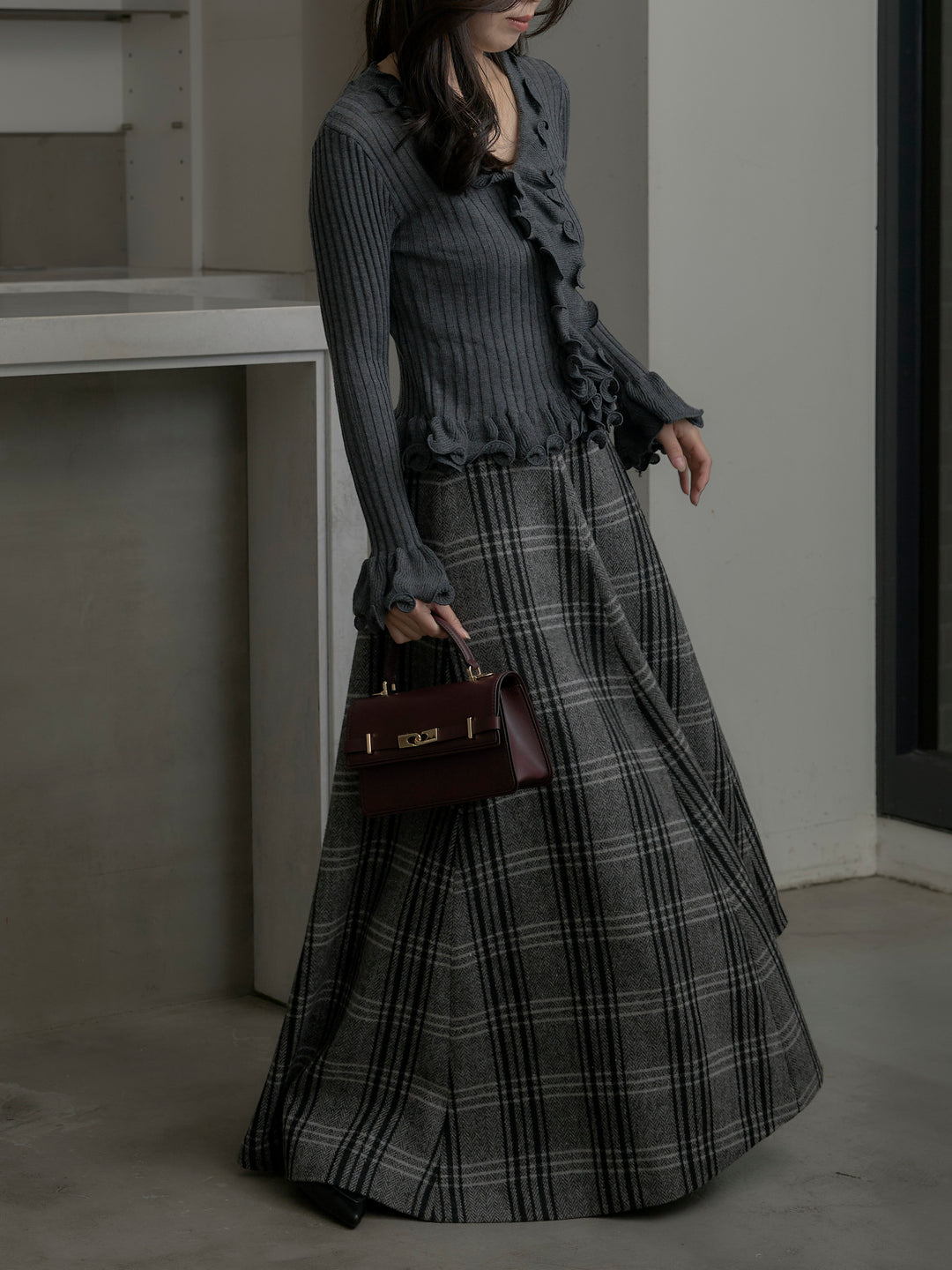 【SET】Vネックフリルデザインニットトップス+【Essential】クラシカルチェックウールタッチスカート(2set)