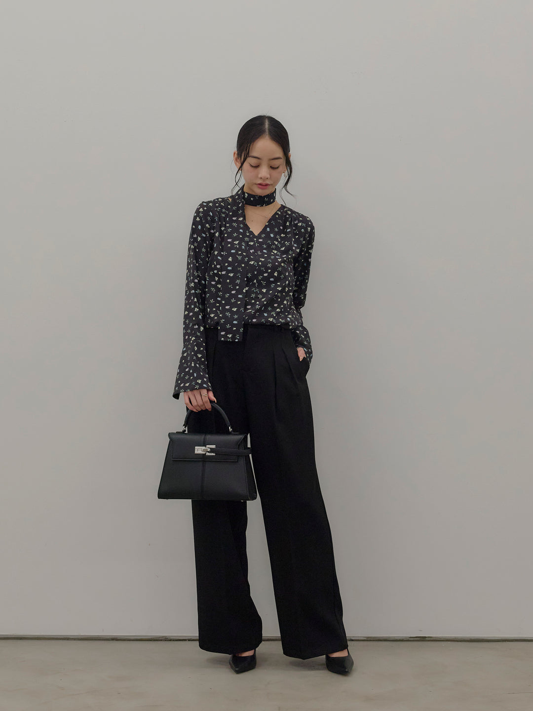 【Essential】2wayタイ付きベルスリーブサテンブラウス