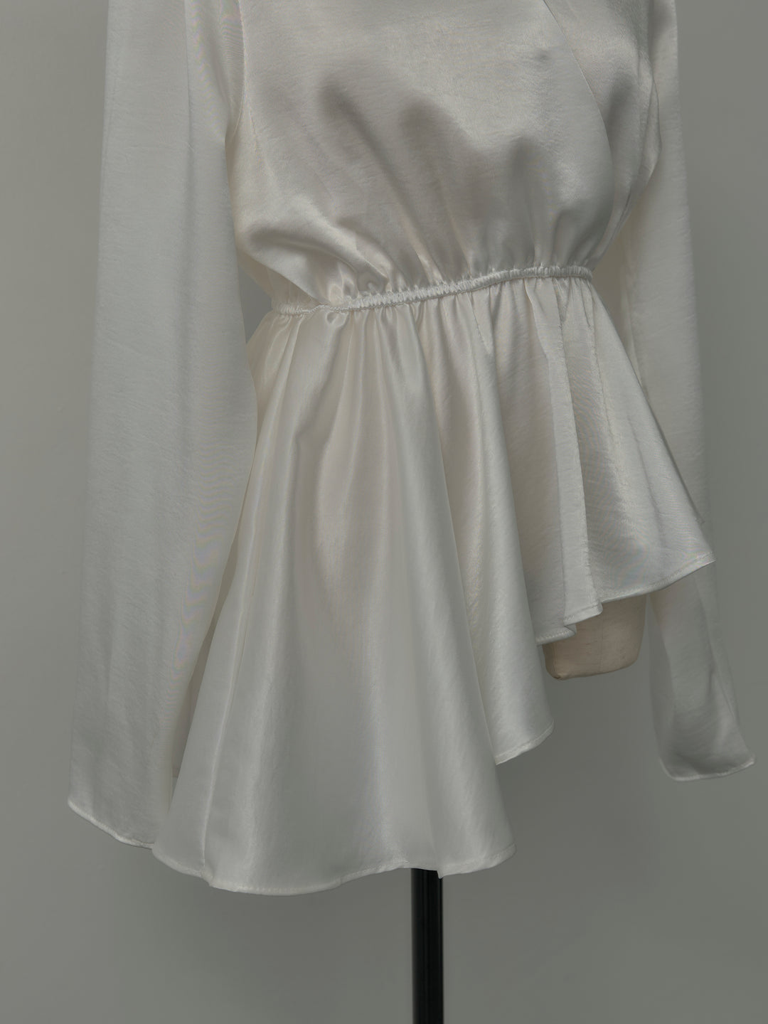 Vネックアシメサテンブラウス