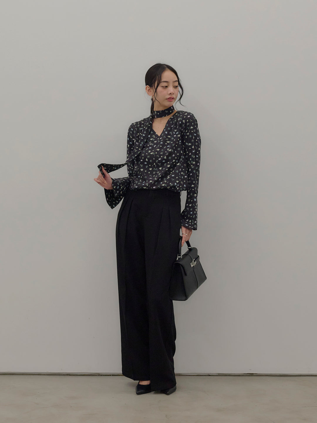 【Essential】2wayタイ付きベルスリーブサテンブラウス