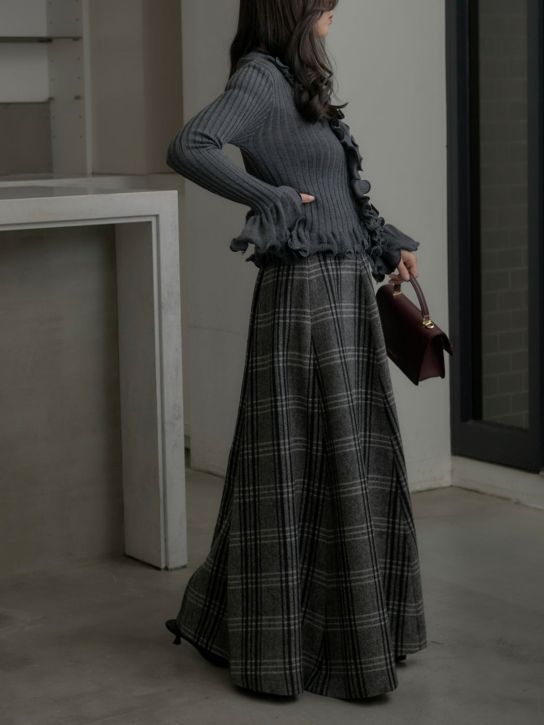 【SET】Vネックフリルデザインニットトップス+【Essential】クラシカルチェックウールタッチスカート(2set)