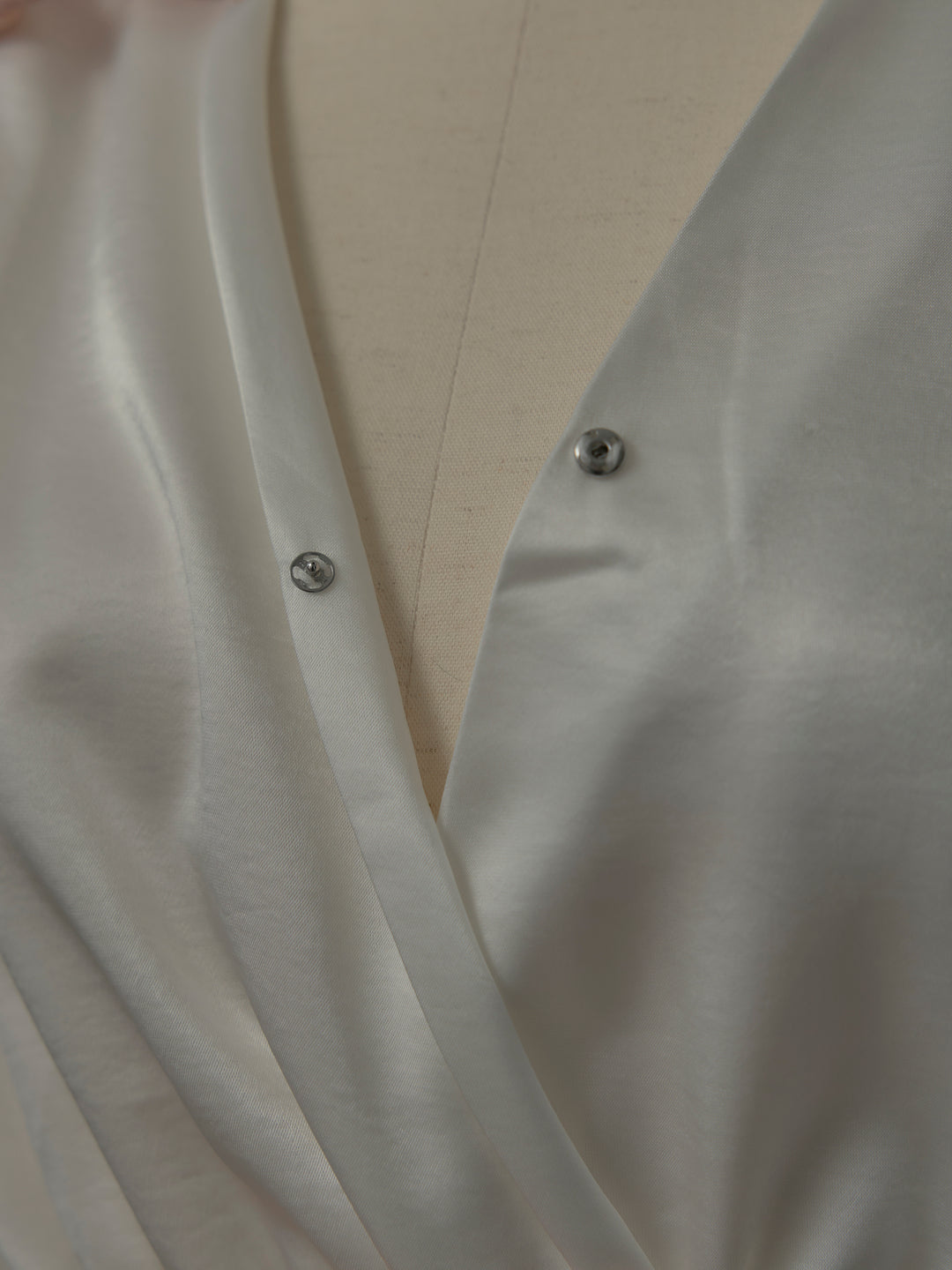 Vネックアシメサテンブラウス