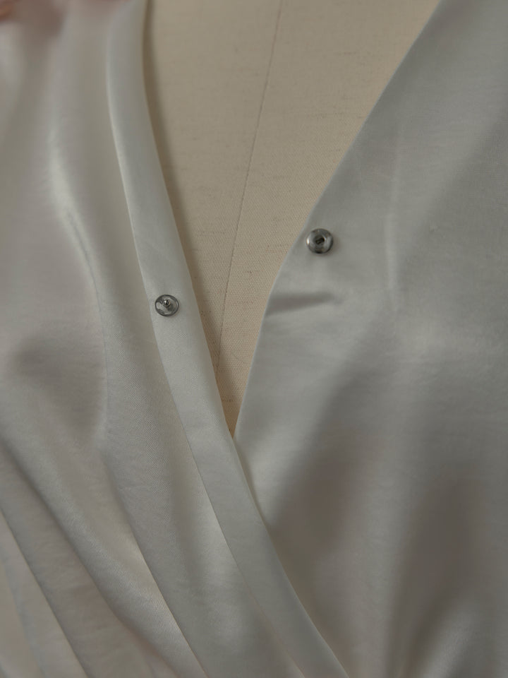 Vネックアシメサテンブラウス