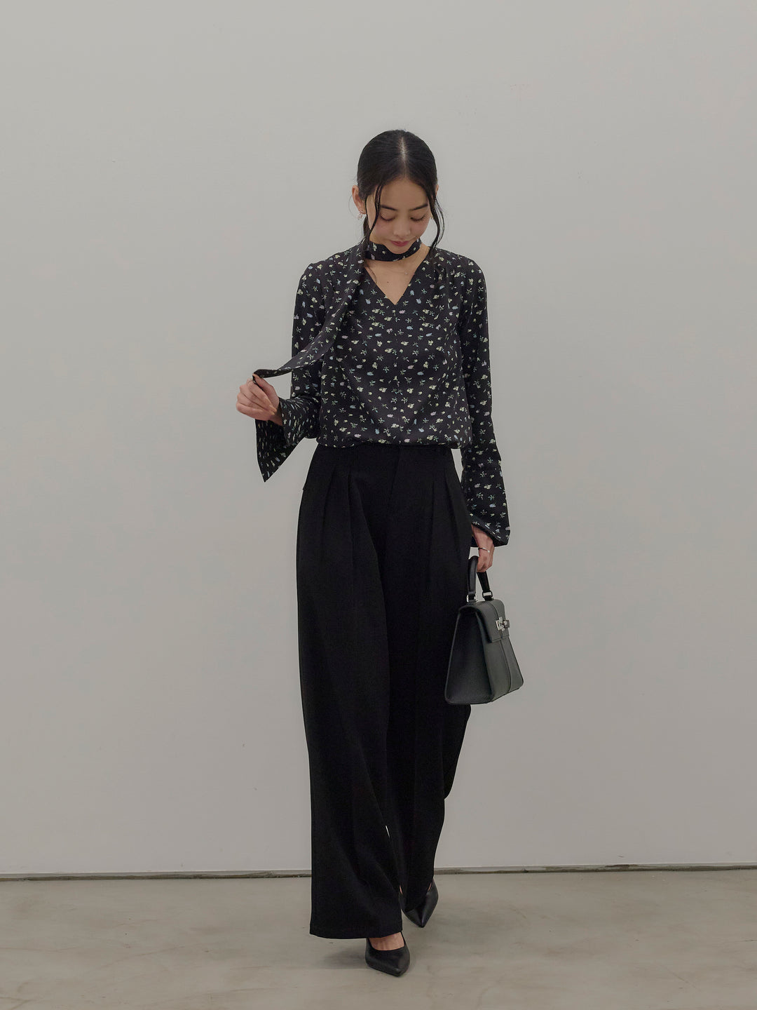 【SET】【Essential】2wayタイ付きベルスリーブサテンブラウス+【Essential】2wayタイ付きベルスリーブサテンブラウス(2set)