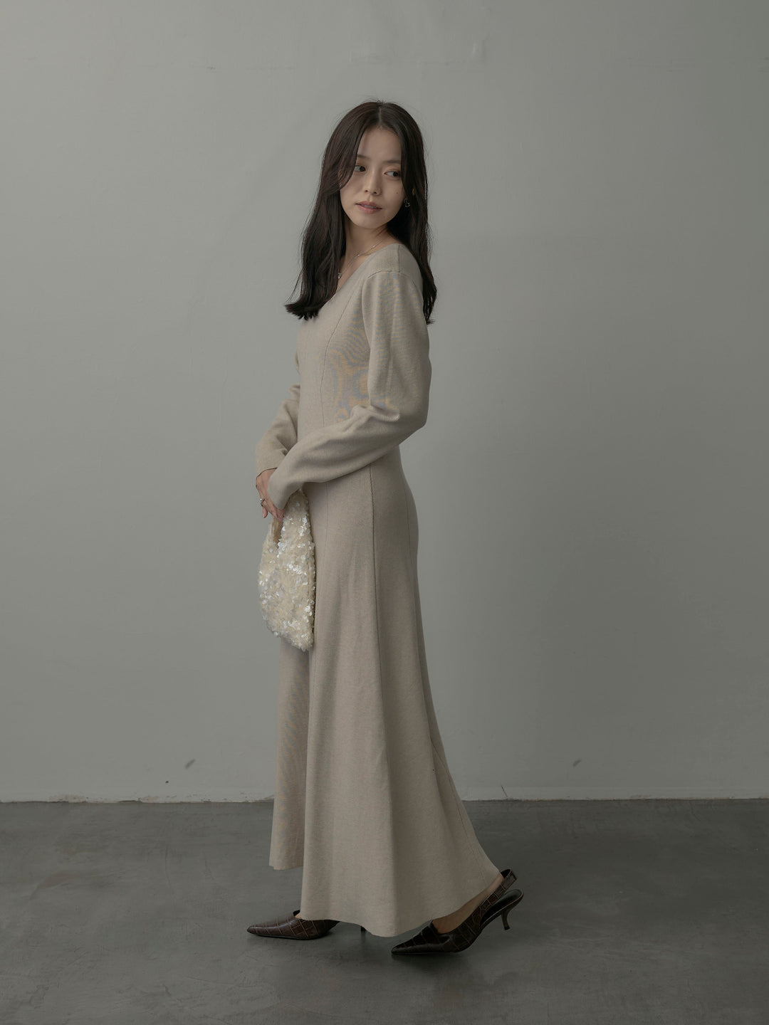 Vネックニットロングワンピース