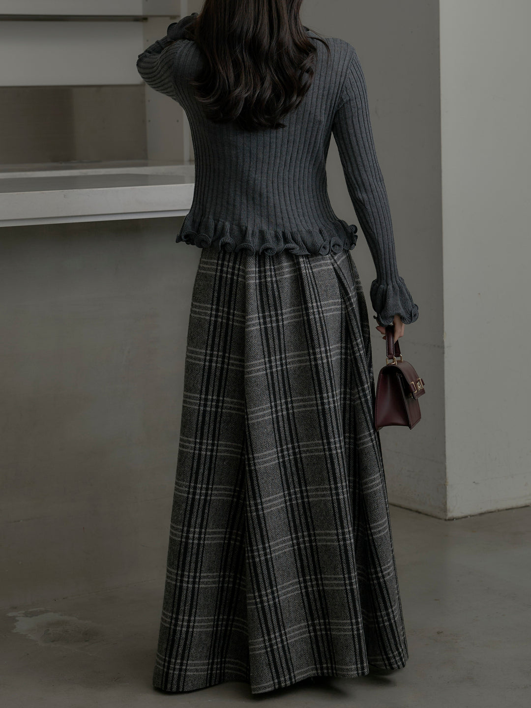 【SET】Vネックフリルデザインニットトップス+【Essential】クラシカルチェックウールタッチスカート(2set)