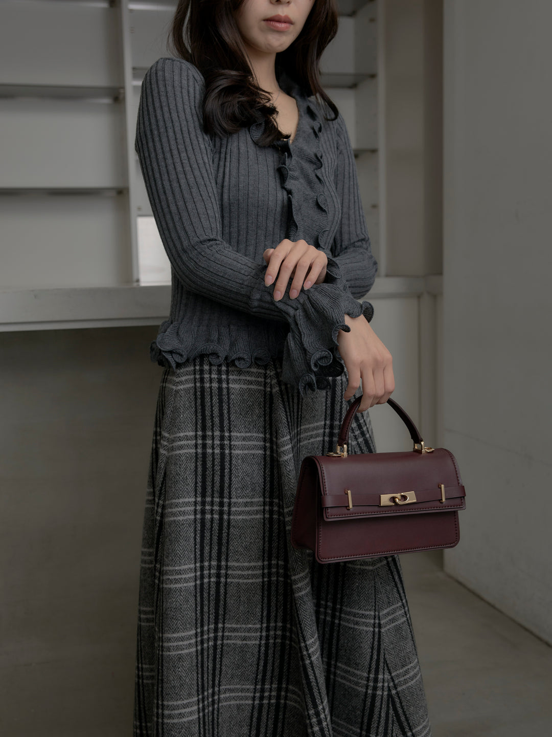 【SET】Vネックフリルデザインニットトップス+【Essential】クラシカルチェックウールタッチスカート(2set)