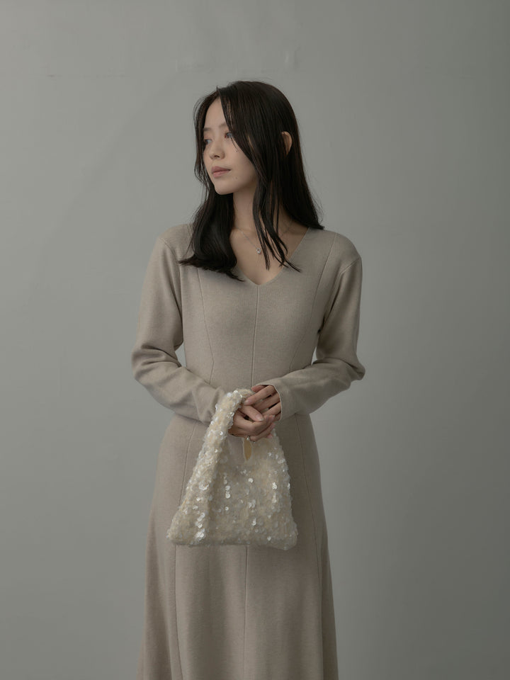 Vネックニットロングワンピース