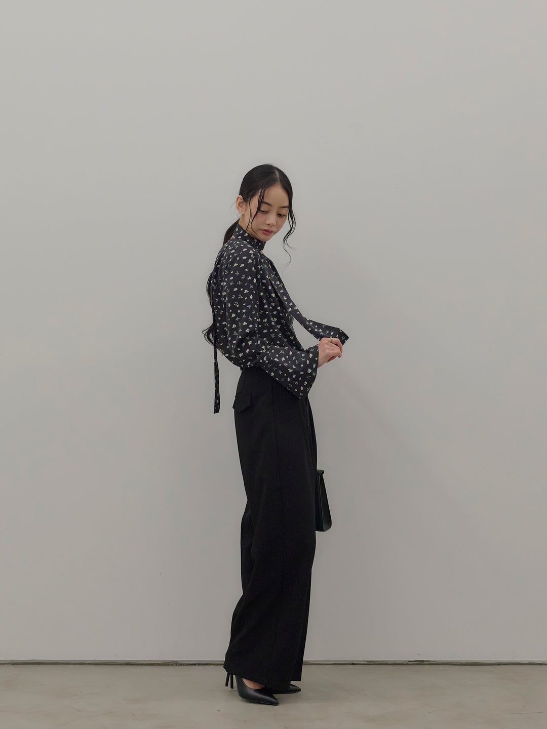 【Essential】2wayタイ付きベルスリーブサテンブラウス