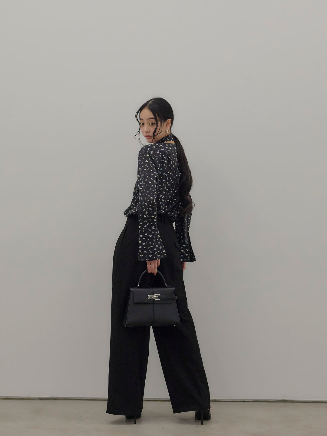 【Essential】2wayタイ付きベルスリーブサテンブラウス