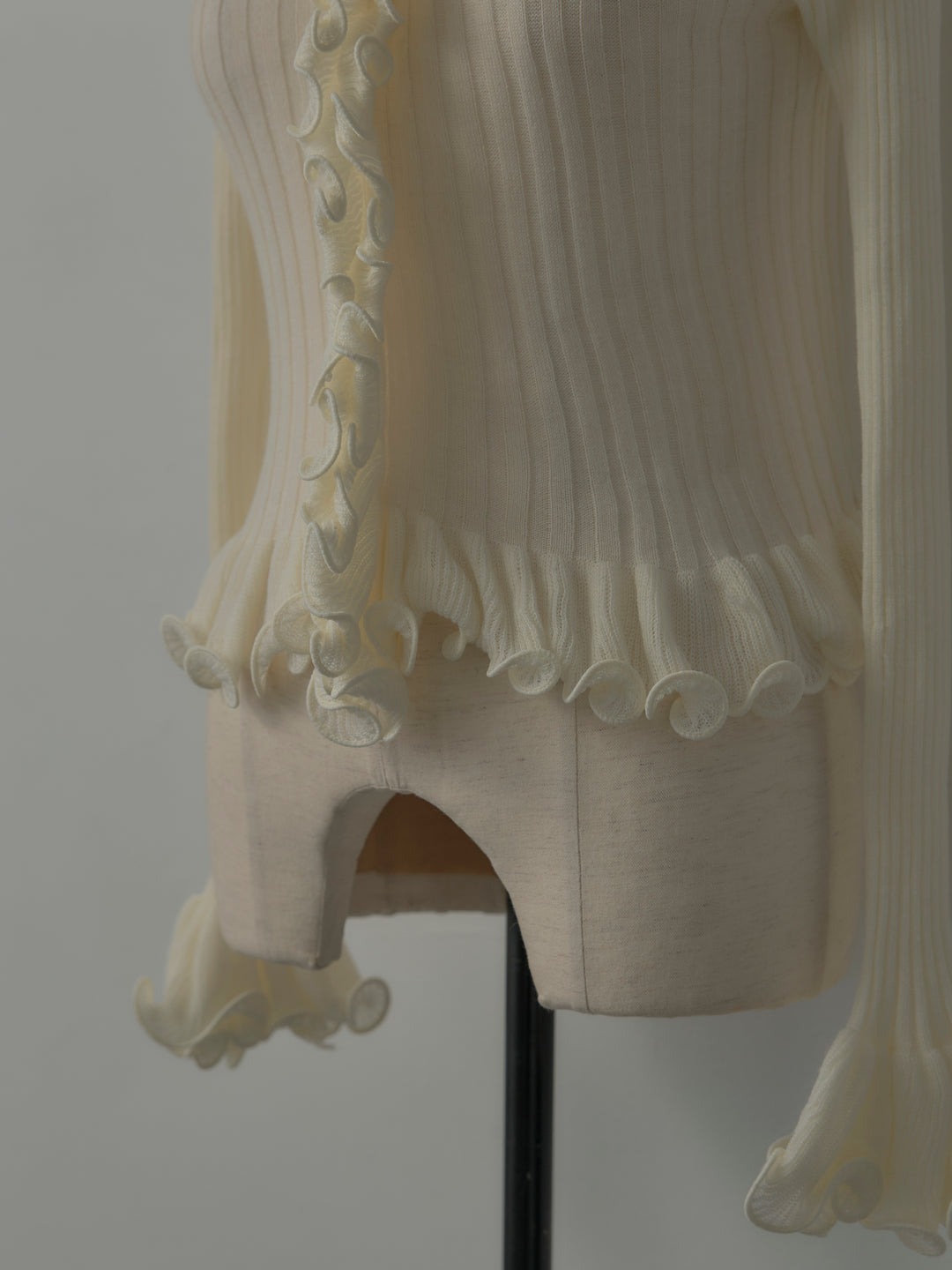 Vネックフリルデザインニットトップス