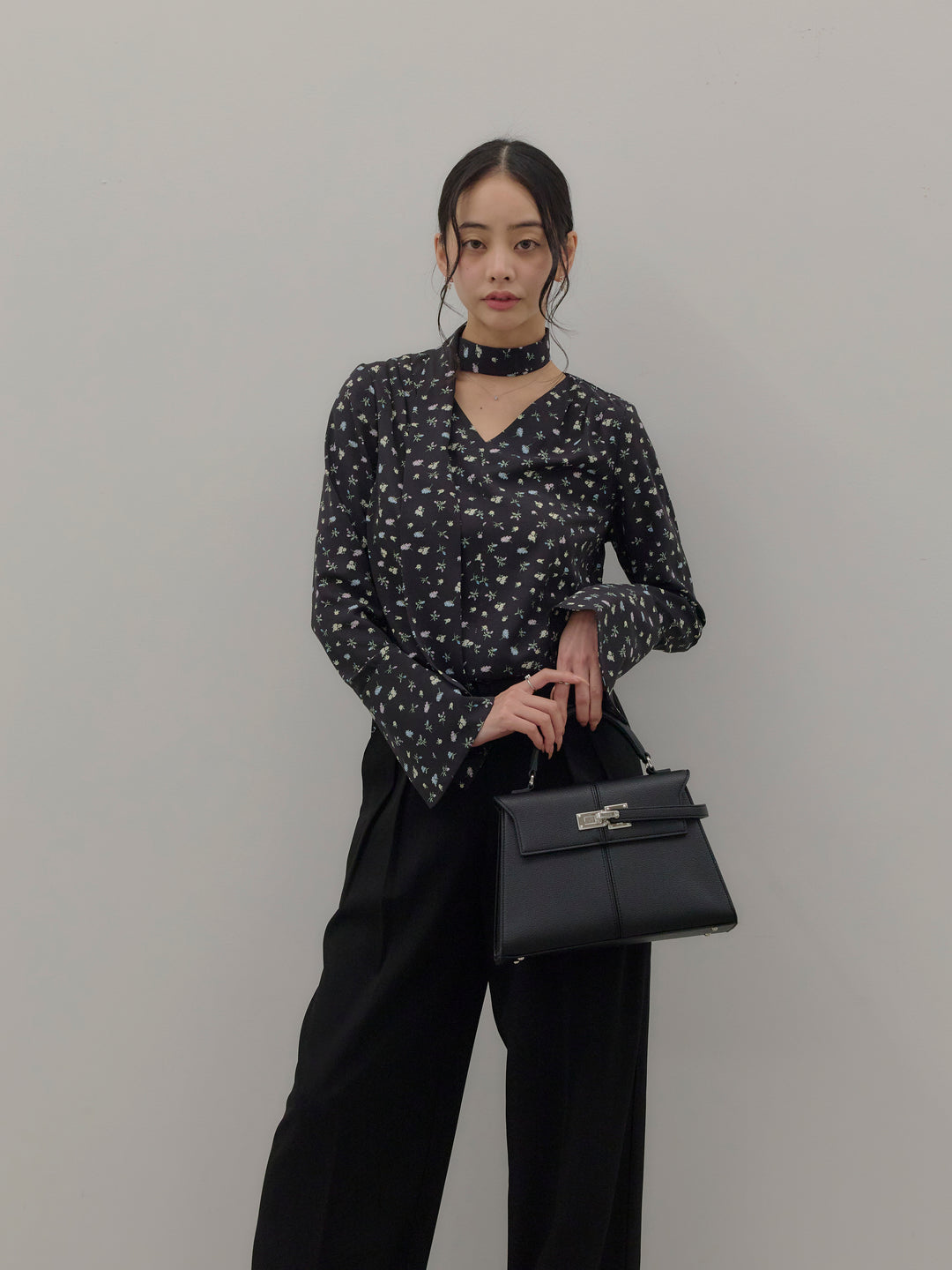 【Essential】2wayタイ付きベルスリーブサテンブラウス